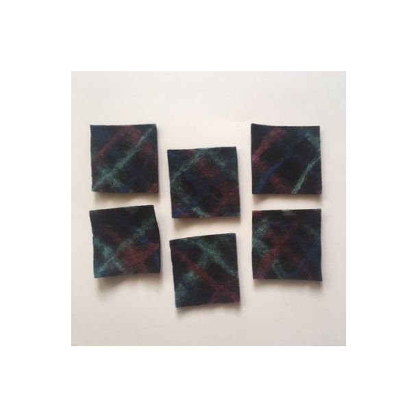 6 hndlavede glasbrikker, sort filt med farver
