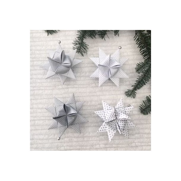 Fire hndflettede papirstjerner, slv, 10 cm
